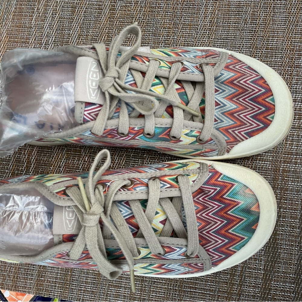 KEEN Elsa V Sneaker Style 1026104 Chevron/Star White size 9